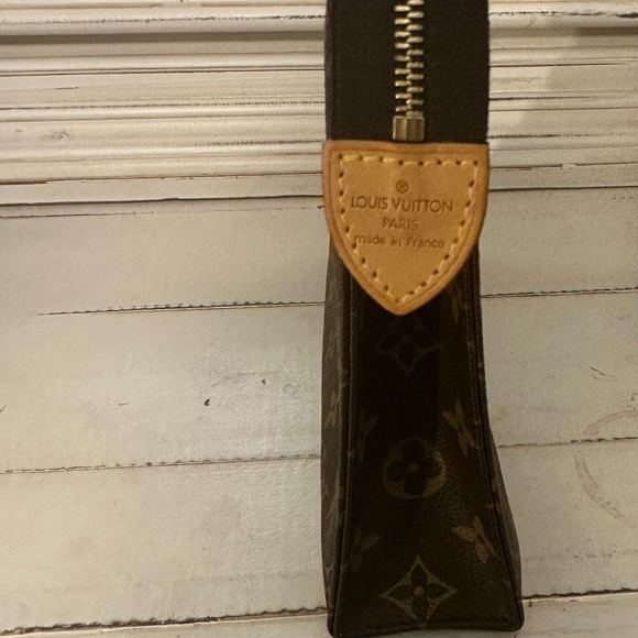 Price Drop!! 💯% Authentic Louis Vuitton Toiletry 26✨ - Picture 2 of 8